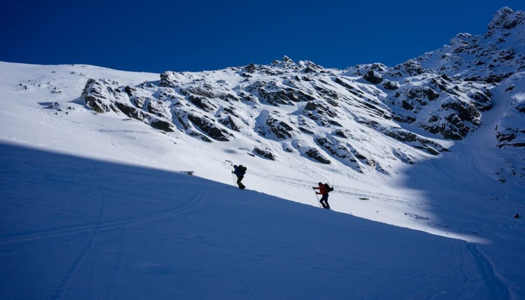 Jak przygotować się na zimowy trekking w Karpatach
